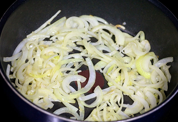 Куриная печень с грибами на сковороде