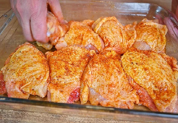Как приготовить куриные бедра в духовке сочные