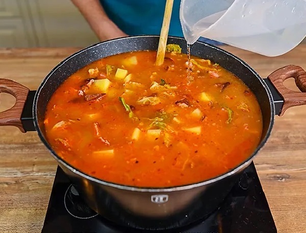 Вкусный суп с капустой