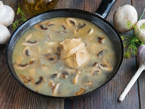 Курица с грибами со сливками