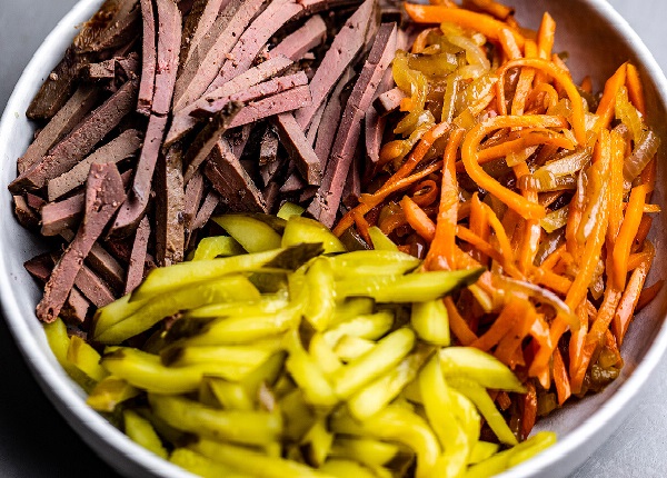 Рецепт салата с печенью и огурцами