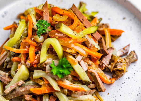 Салат с печенью морковью и луком