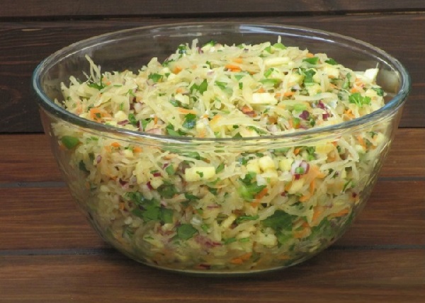 Вкусный салат из квашеной капусты
