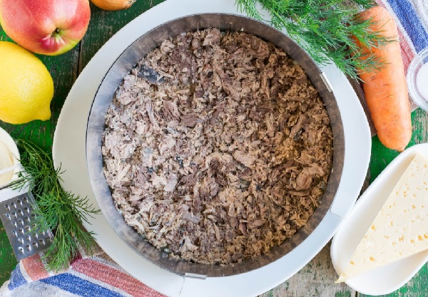Салат мимоза с консервами и сыром