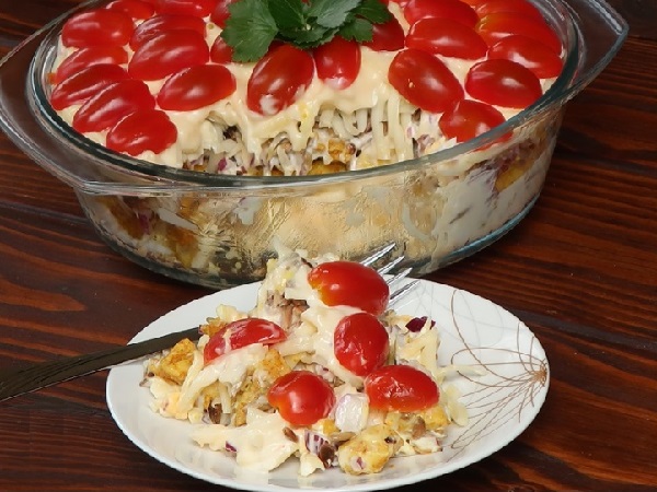 Салат с куриной грудкой и сыром