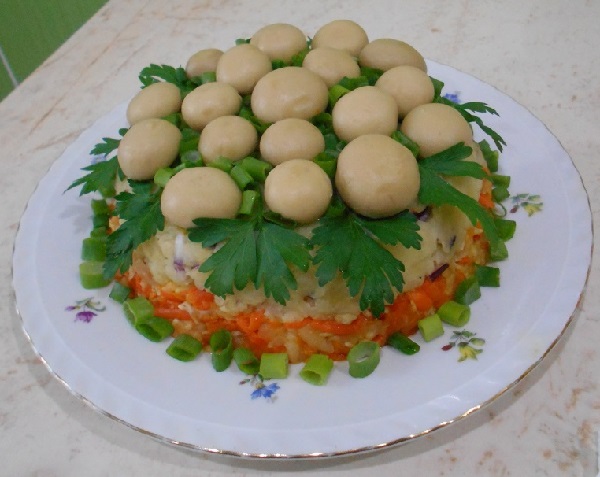 Салат с маринованными грибами и корейской морковью