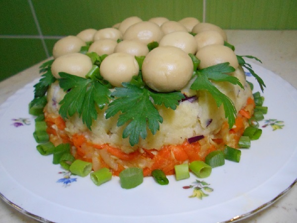 Салат с маринованными грибами рецепт простой