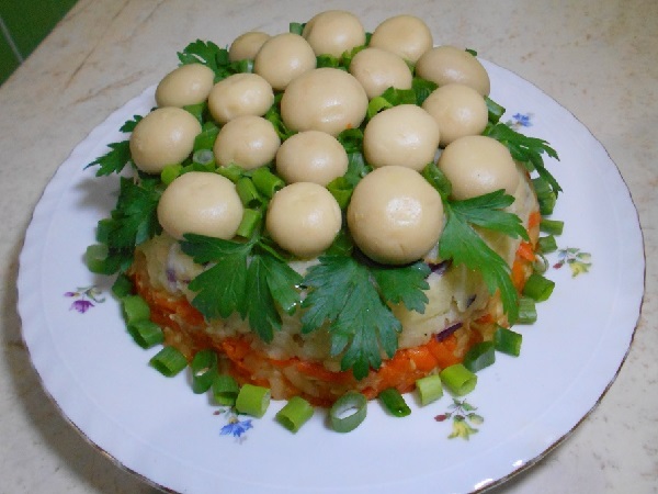 Салат с грибами маринованными шампиньонами