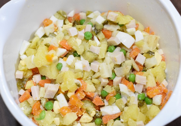 Рецепт оливье с колбасой и огурцами