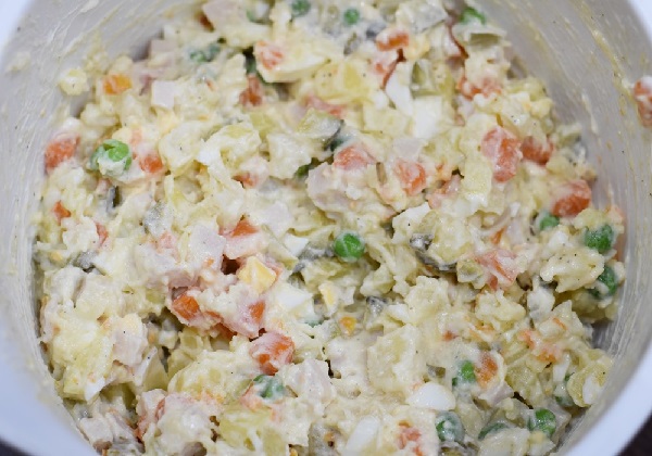 Оливье с солеными огурцами и колбасой рецепт