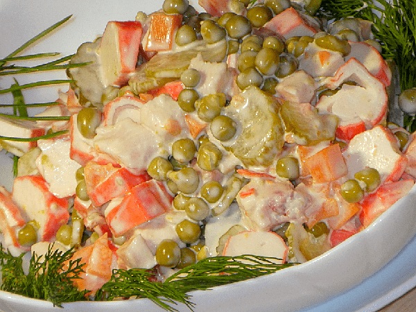 Очень вкусный салат с крабовыми палочками