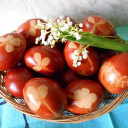 Как красиво покрасить яйца на пасху своими руками