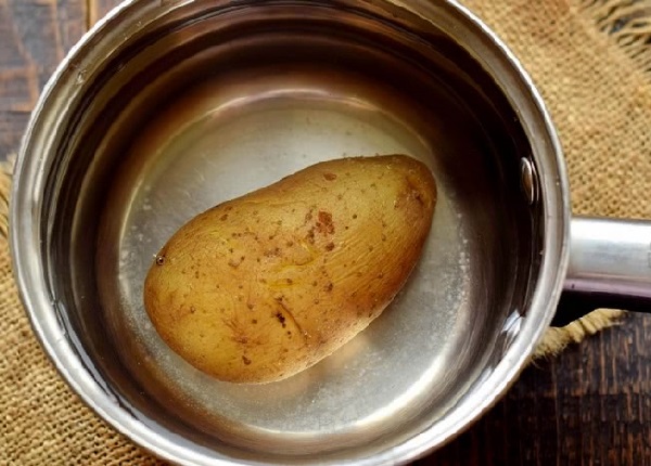 Картошка с яйцом и сыром на сковороде