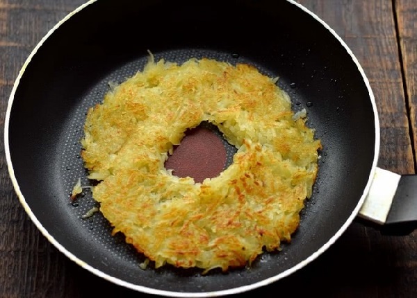 Вареная картошка с яйцом на сковороде
