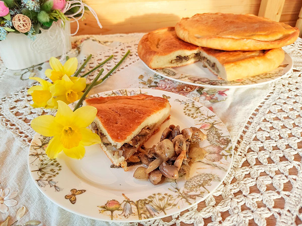 Пирог с грибами закрытый в духовке