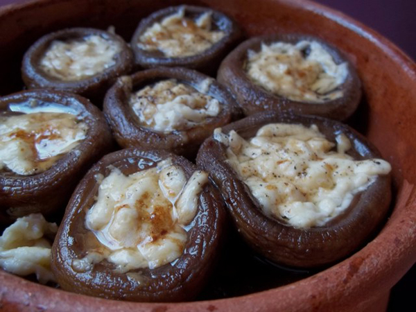 Шампиньоны запеченные целиком с сыром