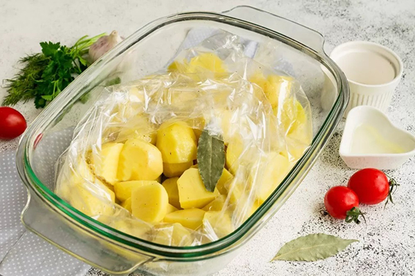 Курица запеченная в рукаве с картошкой
