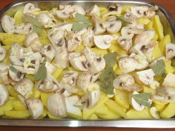 Запеченный картофель с грибами в духовке