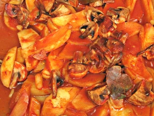 Картофель с грибами в сметане в духовке