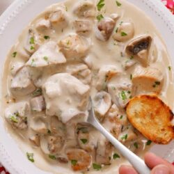 Курка з грибами у вершковому соусі